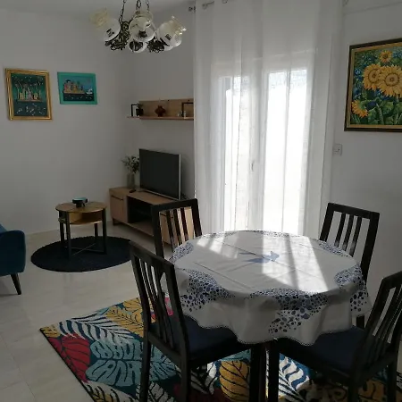 Artemisia 1 アパート トロギール